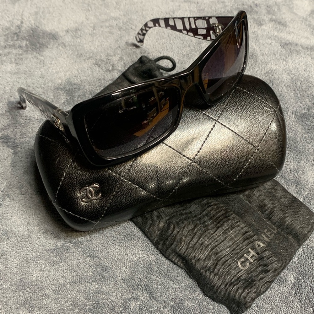 CHANEL Black & Tortoiseshell Rectangular Logo Sunglasses